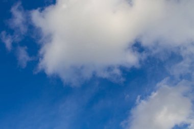 Mavi gökyüzünde beyaz bulutlar