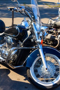 Modern motosiklet şehir caddesinde park edilmiş.