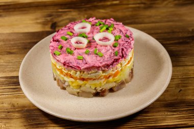 Geleneksel Rus salatası 