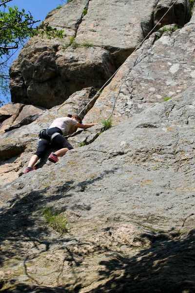 Bergsteigerin Klettert Auf Felsen — Stockfoto