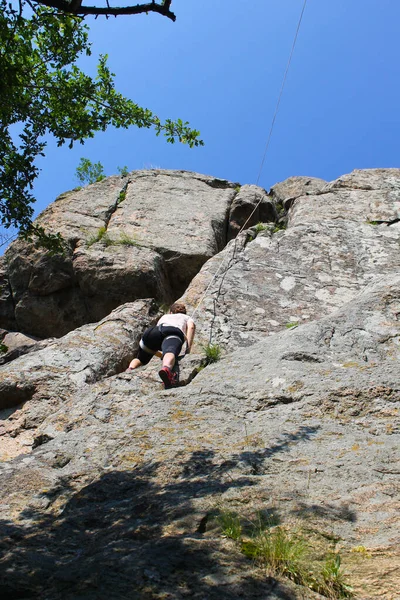 Mujer Escalador Escalada Una Roca — Foto de Stock