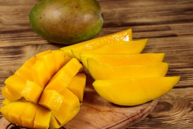 ahşap masa üzerinde taze mango meyve