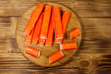 Tahtadaki tahta kesme tahtasındaki yengeç çubukları