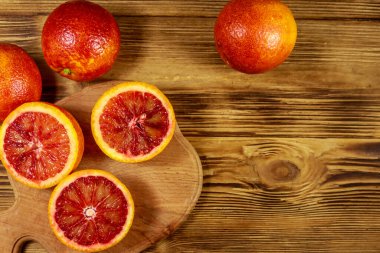 Tahta masada kırmızı kan portakalları