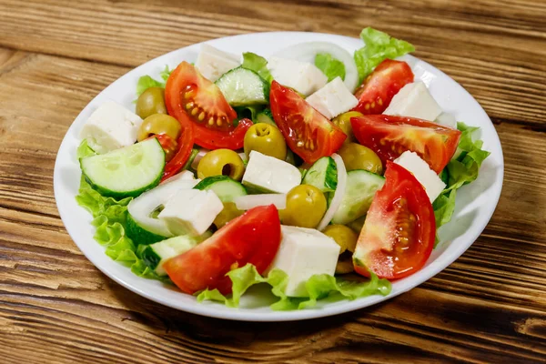 Salada Grega Com Legumes Frescos Queijo Feta Azeitonas Verdes Mesa — Fotografia de Stock