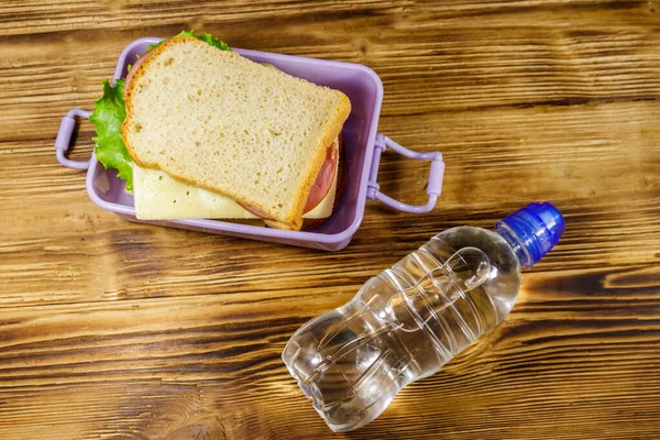 Scatola Pranzo Con Panini Bottiglia Acqua Tavolo Legno Vista Dall — Foto Stock