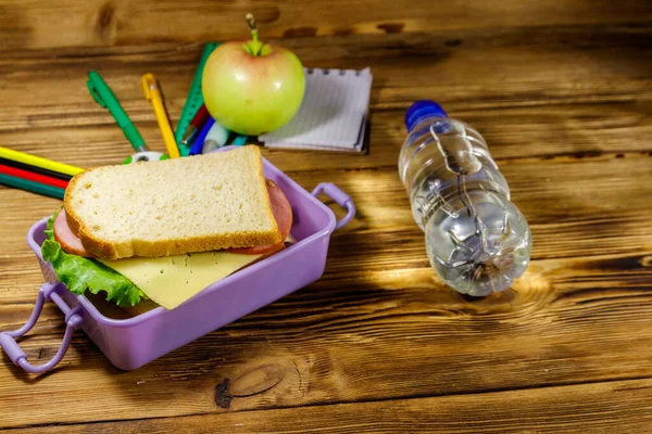 Torniamo Concetto Scuola Forniture Scolastiche Bottiglia Acqua Mela Cestino Pranzo — Foto Stock