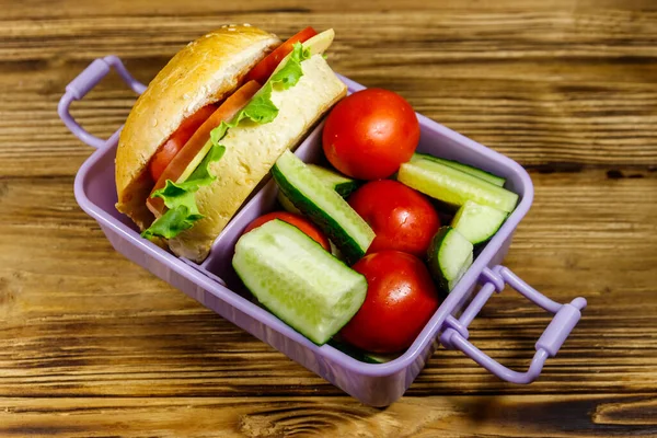 Pudełko Lunch Hamburgerami Świeżymi Warzywami Drewnianym Stole — Zdjęcie stockowe