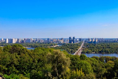 Ukrayna Kiev 'deki Metro Köprüsü ve Dinyeper Nehri' nin havadan görüntüsü. Kyiv şehir manzarası