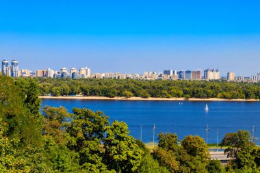 Ukrayna, Kiev 'deki Dinyeper Nehri' nin sol yakasının görüntüsü