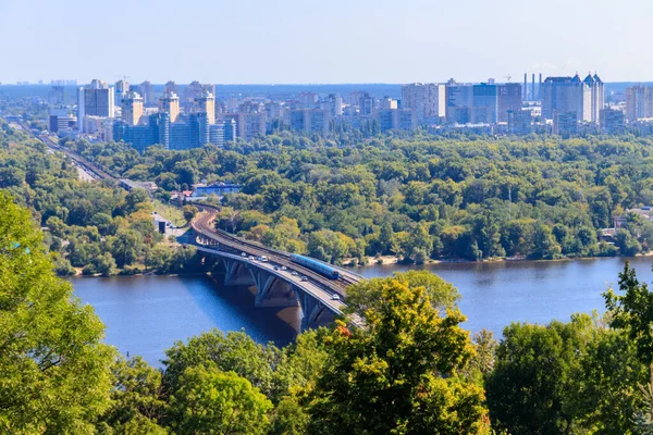 Luftaufnahme Einer Metrobrücke Mit Vorbeifahrenden Bahnen Und Dem Dnjepr Kiew — Stockfoto