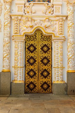 Ukrayna 'daki Kiev Pechersk Lavra (Kiev Mağara Manastırı) Katedrali' nin süslü yaldızlı kapısı
