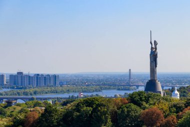Ukrayna Kiev 'deki Anavatan Anıtı ve Dinyeper Nehri manzarası. Kiev şehir manzarası
