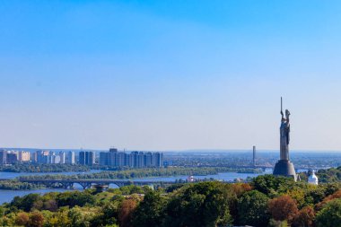 Ukrayna Kiev 'deki Anavatan Anıtı ve Dinyeper Nehri manzarası. Kiev şehir manzarası