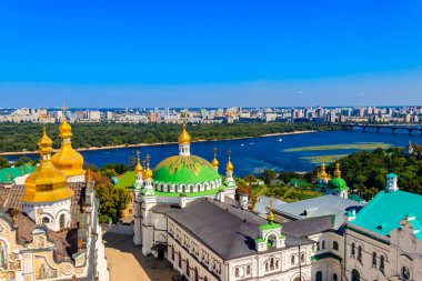 Kiev Pechersk Lavra (Mağara Kiev Manastırı) ve Ukrayna 'daki Dinyeper Nehri manzarası. Büyük Lavra Çan Kulesi 'nden görüntü