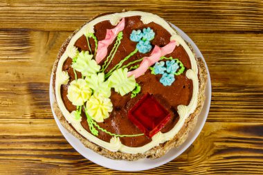 Kremalı, fındıklı ve ahşap masadaki kremalı Kiev pastası. Üst görünüm