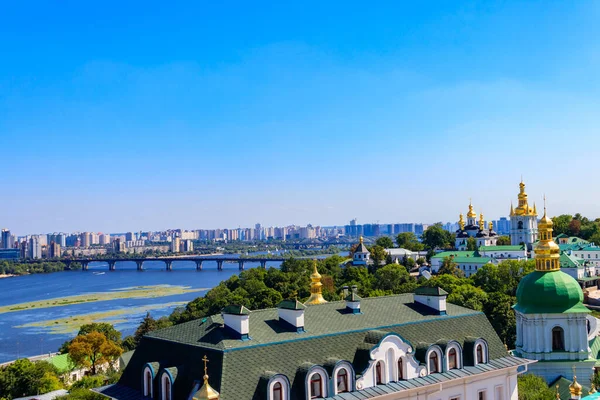 Kiev Pechersk Lavra (Mağara Kiev Manastırı) ve Ukrayna Dinyeper Nehri manzarası