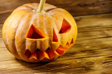 Ahşap bir arka planda ürkütücü Cadılar Bayramı balkabağı kabağı kabağı kabağı.