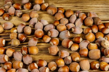 Ahşap bir masa üzerinde fındık yığını