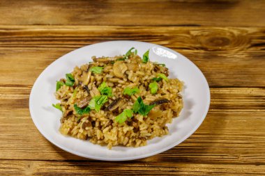 Ahşap masada mantarlı lezzetli risotto.