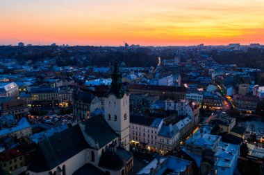 Günbatımında Ukrayna, Lviv 'deki Latin Katedrali ve Rynok Meydanı' nın havadan görünüşü. Lviv belediye binasından görüntü