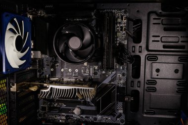 Yeni bilgisayar sistemi ünitesini içeriden kapat