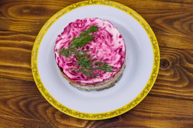 Geleneksel Rus salatası 