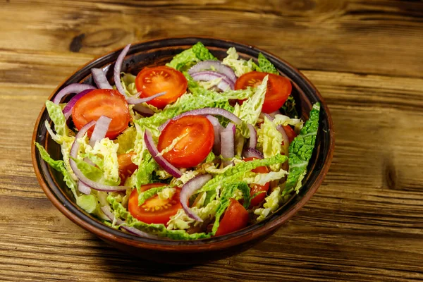 健康的沙拉 配上卷心菜 樱桃番茄 红洋葱和橄榄油 放在木制桌子上 — 图库照片