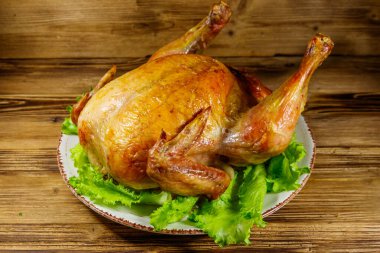 Tavuğun tamamını ahşap bir masada pişirdim.