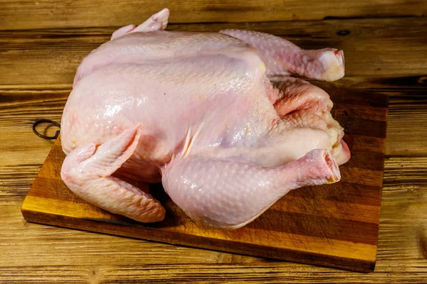 Tavuğu ahşap bir masada çiğ çiğ yedim.