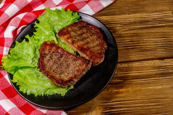 Filetes Cerdo Parrilla Con Hojas Lechuga Sobre Mesa Madera Vista —  Fotos de Stock