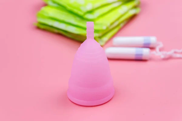 Damenbinden Tampons Und Menstruationstasse Auf Rosa Hintergrund Konzept Kritischer Tage — Stockfoto