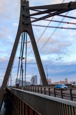 Kuzey köprüsü (Moskova köprüsü) Ukrayna 'nın Kiev kentindeki Dinyeper nehri üzerinde