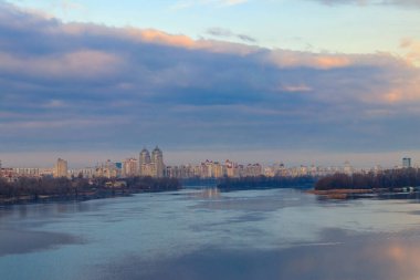 Ukrayna 'nın Kiev kentindeki Dinyeper nehrinin Obolon setinin manzarası