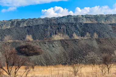 Demir cevheri yığınlarının manzarası. Madencilik endüstrisi