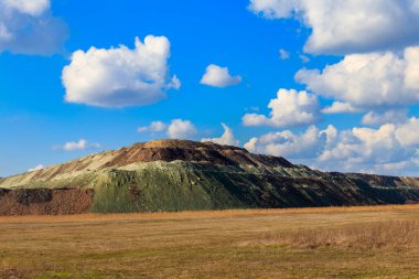 Demir cevheri yığınlarının manzarası. Madencilik endüstrisi
