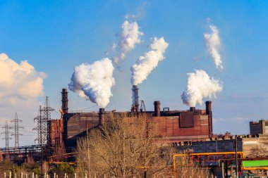 Dumanlı boruları olan eski bir fabrika manzarası. Hava kirliliği, çevresel hasar