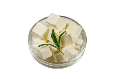 Beyaz arka planda izole edilmiş cam kasede biberiyeli Feta peyniri küpleri.