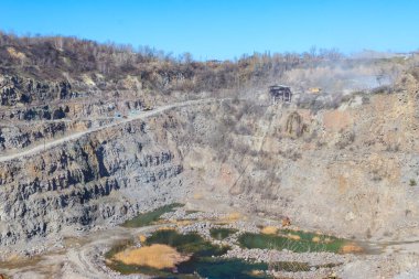 Granit ocağı manzarası. Taş ocağından yeraltı suyu pompalıyorum.