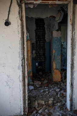 Terk edilmiş eski dairenin içinde.