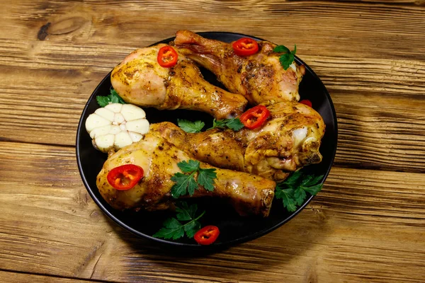 Geroosterde Kippendrumsticks Met Specerijen Een Zwarte Plaat Een Houten Tafel — Stockfoto