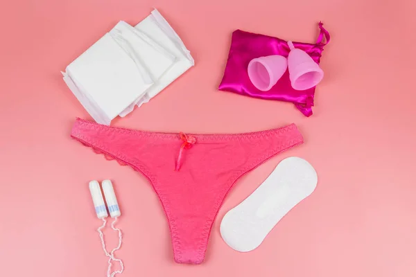 Calcinhas Femininas Com Copos Menstruais Absorventes Higiênicos Tampões Fundo Rosa — Fotografia de Stock