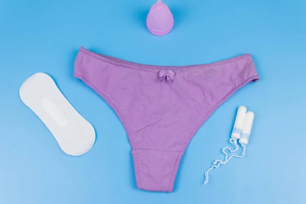 Calcinhas Femininas Com Copos Menstruais Almofadas Sanitárias Tampões Fundo Azul — Fotografia de Stock
