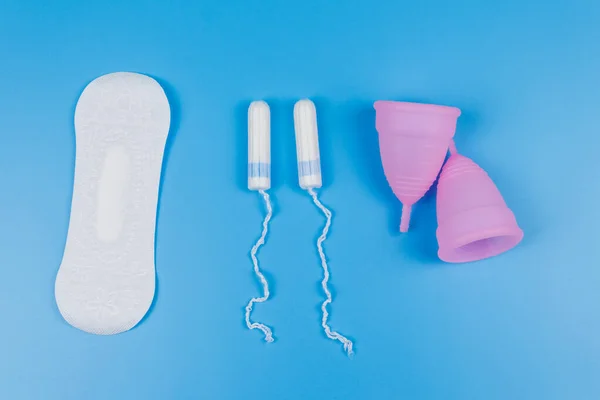 Mavi Arka Planda Hijyenik Ped Tampon Regl Kupası Üst Manzara — Stok fotoğraf