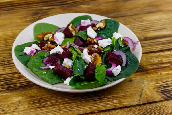 Sabrosa Ensalada Espinacas Con Remolacha Hervida Queso Feta Nuez Cebolla —  Fotos de Stock