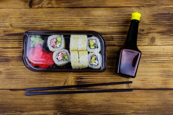 Uramaki Sushi Rola Com Surimi Caixa Plástico Mesa Madeira Vista — Fotografia de Stock