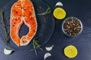 Siyah tahtada baharatlı çiğ somon bifteği. Üst görünüm