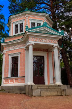 Uman, Ukrayna 'daki Sofiyivka parkındaki Anti-Kirke Adası' ndaki Pembe Pavyon.