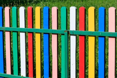 Çok renkli ahşap çitlere yakın plan.