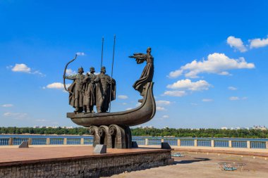 Ukrayna 'nın Kyiv kentindeki Dinyeper nehrinin kenarındaki Kiev' in kurucularının anıtı.